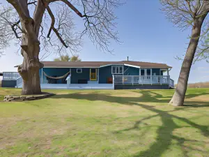 Riverside Texas Retreat w/ Wraparound Porch!