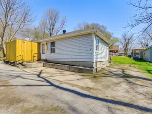 Jefferson City Bungalow Hot Tub and Patio!