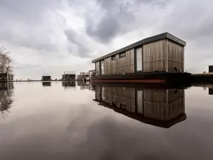 Houseboat in Offingawier with Sea View