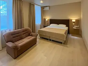 Aleksandrovskiy Hotel