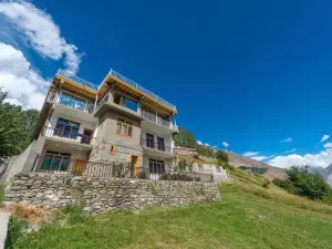 Hunza Lounge