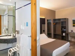 City Hotel & Suites