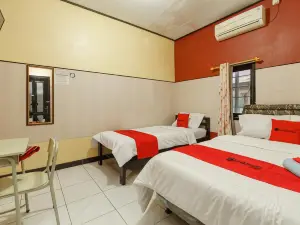 เรดดอร์ซ ซาเรียะห์ ใกล้กับสถานีจิเลดุก