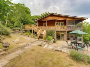 Eagle Rock Gem on Table Rock Lake with Decks and Grill