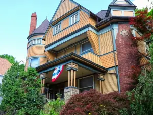 The Queen, A Victorian Bed & Breakfast