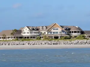 Charming Seabrook Haven with Outdoor Shower and Screened Porch - Cozy Retreat