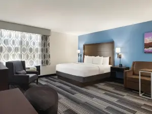 La Quinta Inn & Suites by Wyndham Springfield Airport Plaza