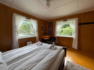 Svingen Guesthouse - Panoramic Fjord Views in Flåm