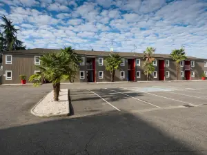 Brit Hotel Essentiel Pau Lescar