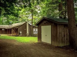 Cozy cabin with 200’ of waterfront on Whites Pond