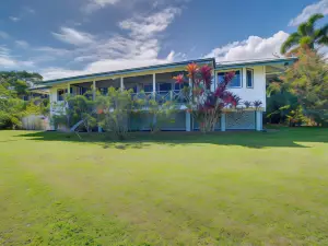 Honomu Home w/ Screened Lanai + Ocean Views!