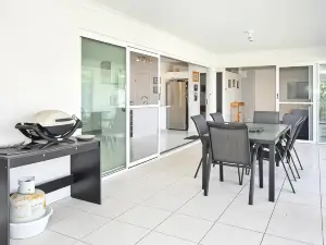 Beach House Getaway - Stylish, Kms of Beach ZA1
