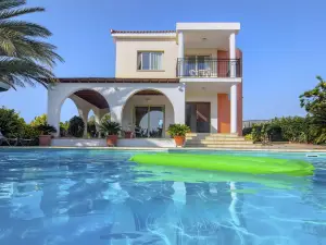 Amazing Pool, Complete Privacy, Amenities and Beach Nearby