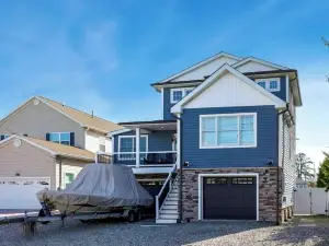 Bayfront Gem: 7BR Beach House Pool & Private 51ft Boat Dock