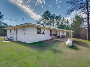 9 Mi to Water Park: Silver Creek Gem w/ Fireplace!