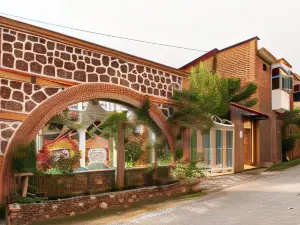 Paradise Hotel Boutique & Lounge