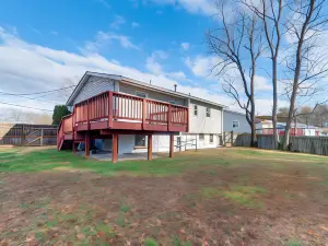 Backyard + Deck: Family-Friendly Lorton Home!