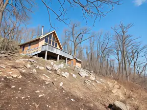 Tranquil Rocky Top Cabin with Mountain Views! 1 Bedroom Cabin by RedAwning