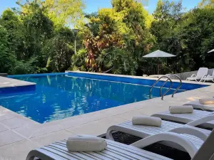 ราเซส อามามบาย ลอดจ์ส