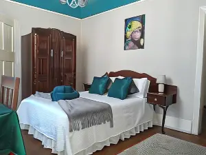 Bun Clody Manor - Guest House & Coffee Shop