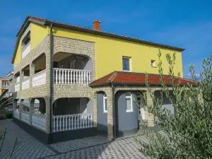 Lucky Luke Pool Apartments