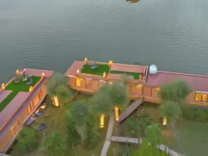 Peacock Houseboats