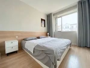 Romantic Two-Bedroom Apartment (Huanbao Road)