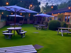 Bowes Incline Hotel