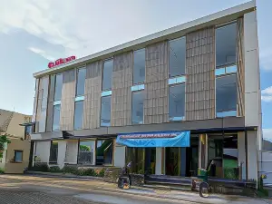 RedDoorz Plus Near Solo Baru