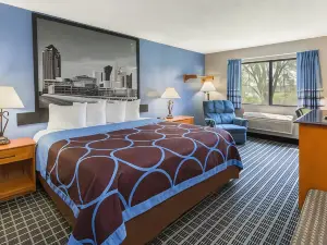 Super 8 by Wyndham Iowa City/Coralville