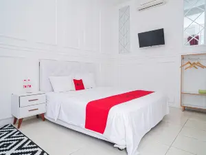 RedDoorz Syariah at Aura Homestay