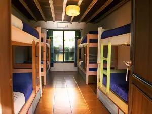 La Quinta Hostel & Suites