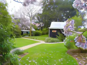Warm Earth Cottages