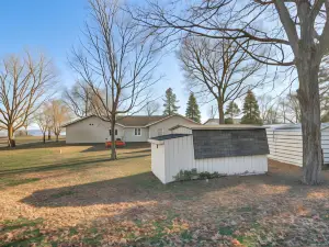 Lakefront Aitkin Home w/ Sunroom: Walk to Beach!
