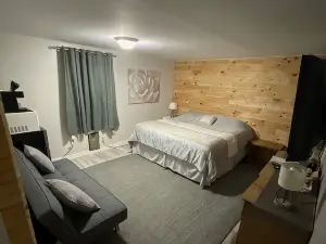 Cozy Studio with Smart TV and Private Parking - Charming Retreat