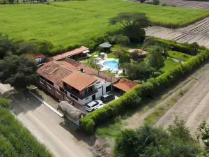 Inviting 14-Bed Villa in Toro Valle del Cauca
