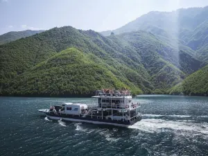 Rozafa Ferry & Accommodation