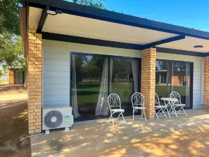 Jumbuck Motor Inn - Pool - Pet Friendly Section - King Beds