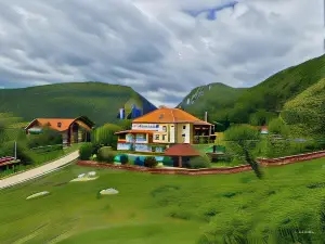 Pensiunea Castania - Pensiune cu Piscina la Munte