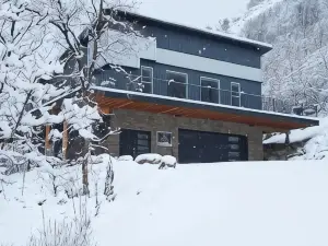 Welcome to The Lookout, a private off-grid cabin