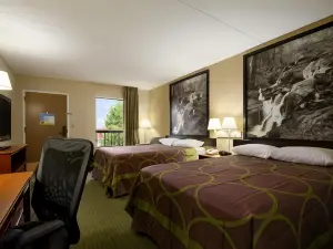 Super 8 by Wyndham Calhoun