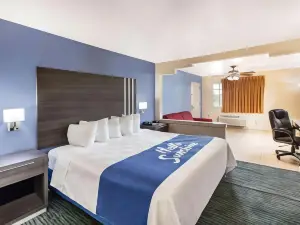 Days Inn & Suites by Wyndham Braunig Lake