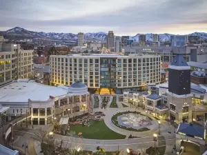 アシャー アダムズ, オートグラフ コレクション