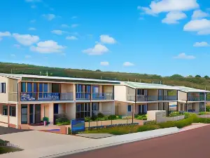 Canal Rocks Beachfront Apartments