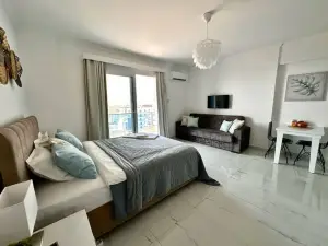 Long Beach Studio with Sea View