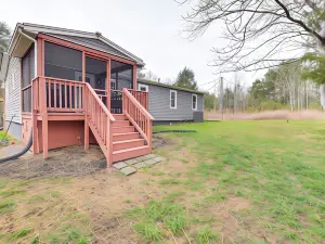 Toano Home w/ Screened Porch: Steps to Lake!