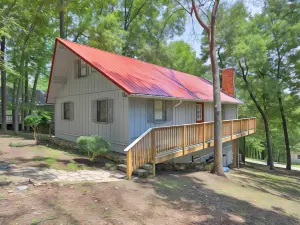 Beautiful Home with Mountain-View Deck and Smart TV