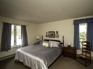 4 Bedroom 2 Bathroom Entire Home with Walk-In Lake Access