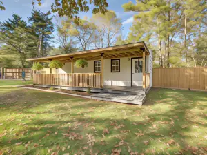 Cozy Montgomery Cottage w/ Porch, Near Lake Conroe