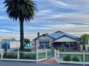 Two Cow Cottage Bed & Breakfast
